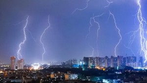 西安雷雨夜不明黑影疾速掠过 西安雷雨夜不明黑影疾速掠过
