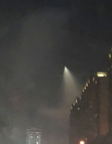 西安雷雨夜不明黑影疾速掠过 西安雷雨夜不明黑影疾速掠过