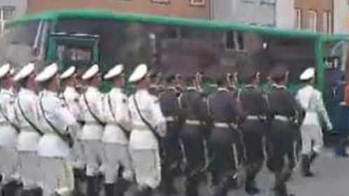 留学生沿路追着解放军齐喊中国万岁