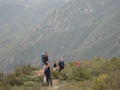 泰山两游客翻护栏差点坠崖 场面惊险