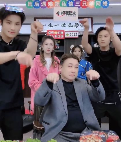 疯狂小杨哥现身王晶生日会