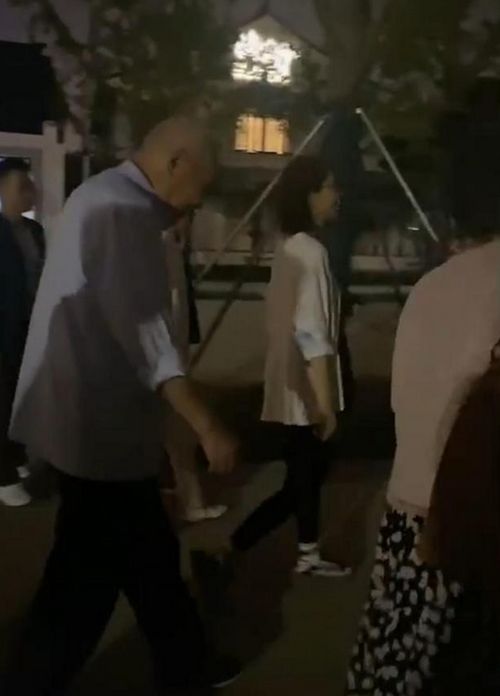 曝国泰空乘将葡萄酒给3岁小孩喝 曝国泰空乘将葡萄酒给3岁小孩喝