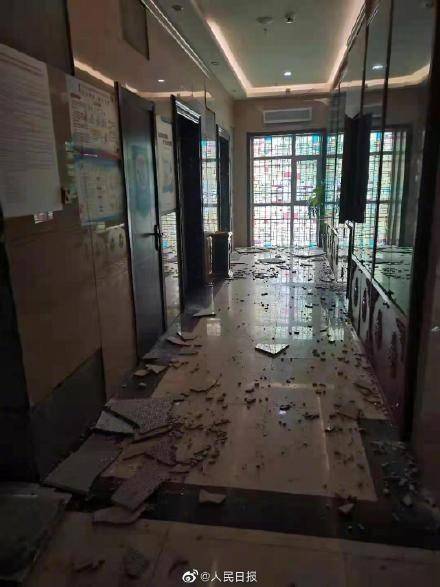 比亚迪公司门楼坍塌 1人受伤