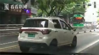 城管队员扒瓜车引擎盖遭拖行