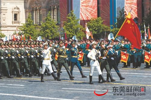 普京与解放军仪仗司礼大队政委握手