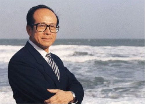 李嘉诚被人当面追问卖港口问题