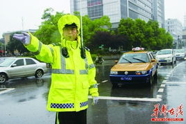 有人穿“警察”字样雨衣参与丧事 有人穿“警察”字样雨衣参与丧事