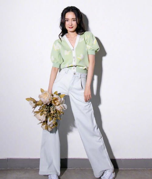 关晓彤现身秀出无名指戒指