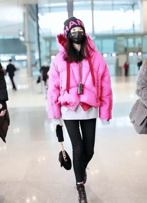 关晓彤现身秀出无名指戒指