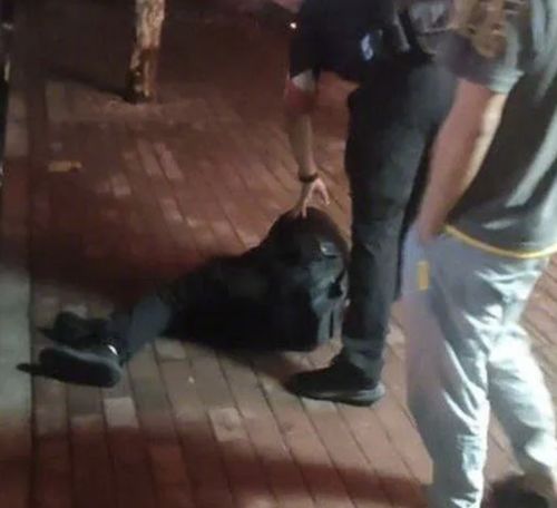 男子失踪7年被找到 正躺桥洞玩手机 男子失踪7年被找到 正躺桥洞玩手机