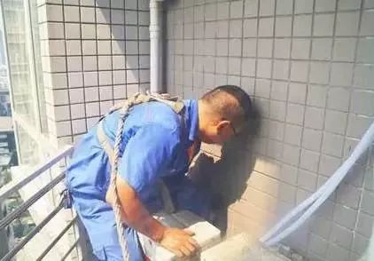 广东多名中学生出操被地面烫伤