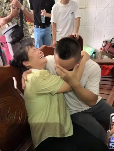广东多名中学生出操被地面烫伤