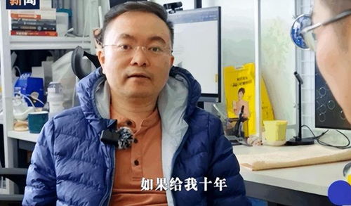 蔡磊用眼控仪和儿子交流围棋水平 蔡磊用眼控仪和儿子交流围棋水平