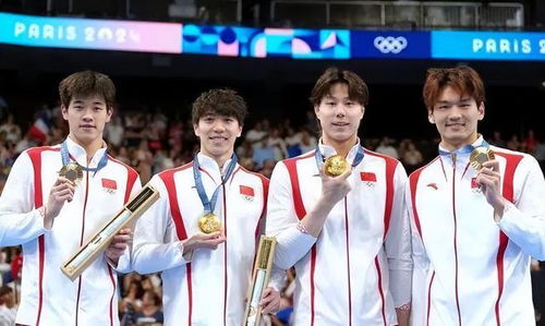 孙杨帮潘展乐贴好冠军号牌(孙杨助潘展乐荣登冠军宝座—贴好冠军号牌的辉煌时刻)