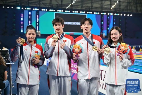 孙杨帮潘展乐贴好冠军号牌(孙杨助潘展乐荣登冠军宝座—贴好冠军号牌的辉煌时刻)