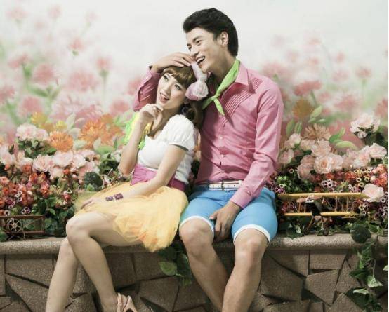 夫妻分开近30年 再见仍高兴相拥(再见仍高兴相拥，一对夫妻跨越三十年重逢的感人故事)