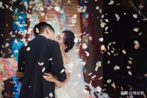 夫妻分开近30年 再见仍高兴相拥(再见仍高兴相拥，一对夫妻跨越三十年重逢的感人故事)