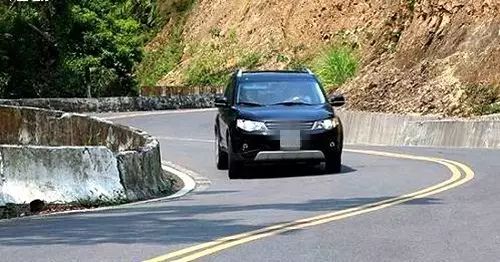 汽车过弯 速度多少(汽车过弯速度研究，安全、驾驶技巧与速度控制)