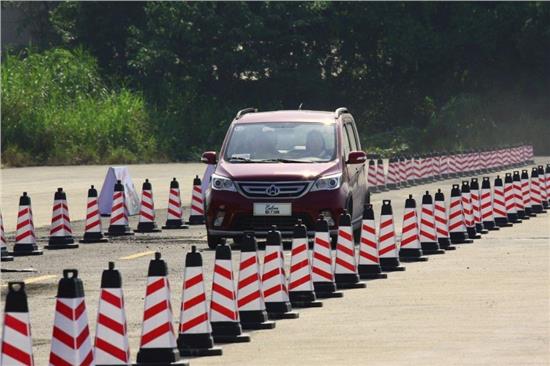 汽车拔河多少吨重(汽车拔河,多少吨重的较量) 汽车拔河多少吨重(汽车拔河,多少吨重的较量)