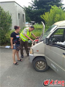 长蛇爬进收费站岗亭 收费员惊吓逃离(长蛇爬进收费站岗亭，收费员惊吓逃离)