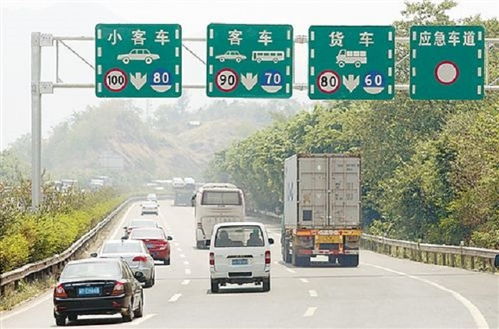 小区汽车限速多少(小区汽车限速的重要性及其影响，探究限速背后的意义)