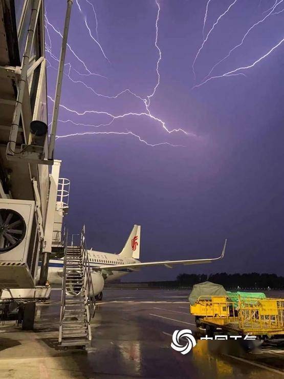 5月20日凌晨贵阳出现13596次闪电(贵阳夜空中的雷霆震撼，揭秘罕见的闪电奇观背后的自然奥秘)