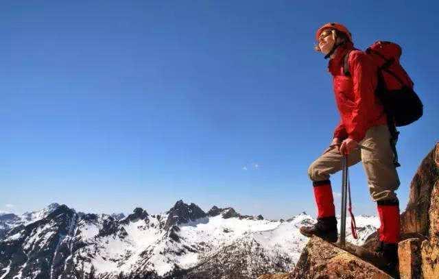 28岁作家卜文哲爬山出意外离世(卜文哲，年轻作家的意外离去)