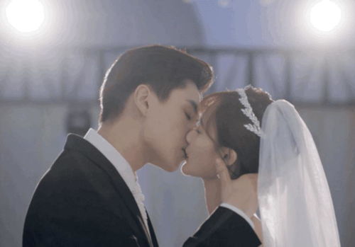 揭秘人类接吻真相(揭秘人类接吻真相，情感表达、生物本能与社交礼仪的交融)