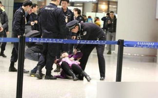 女子错过航班大闹机场:没影响秩序(女子错过航班大闹机场,理性应对,秩序未受影响) 女子错过航班大闹机场:没影响秩序(女子错过航班大闹机场,理性应对,秩序未受影响)