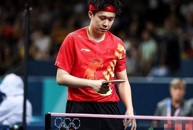 王楚钦球拍疑似被裁判2次按压(王楚钦球拍争议事件，裁判的两次按压引发关注与热议)