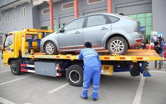 汽车拖车汽车多少元(汽车拖车服务费用解析，多少元？