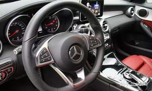 汽车一年方向盘跑偏多少(汽车一年方向盘跑偏多少，原因、检测与调整)