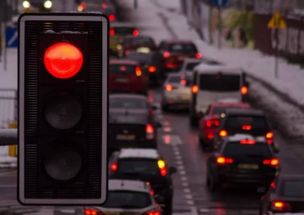 小汽车一秒钟走多少米远(小汽车一秒钟走多远，速度与距离的探索)