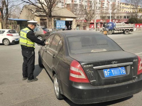 小孩用自喷漆将小区多辆车车牌喷黑(小孩恶作剧,小区多辆车车牌被自喷漆喷黑) 小孩用自喷漆将小区多辆车车牌喷黑(小孩恶作剧,小区多辆车车牌被自喷漆喷黑)