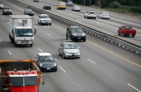汽车第一天开多少公里好(汽车第一天开多少公里好，新车初驶的里程规划与注意事项)