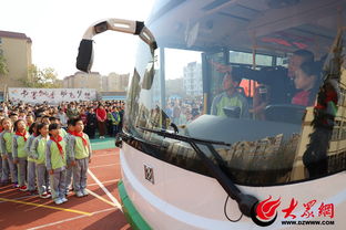 第一次坐上会导盲的公交车(首次体验导盲公交车，一场独特的出行之旅)