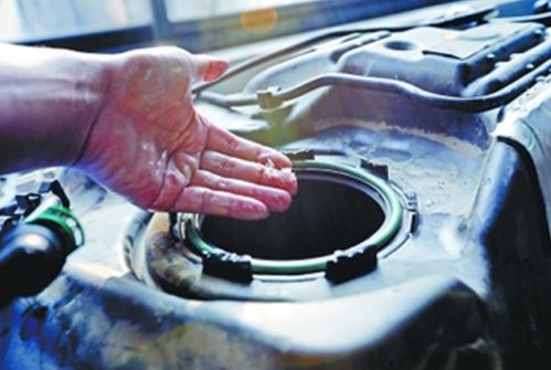 七座汽车能加多少升油啊(七座汽车油箱容量与加油量解析)