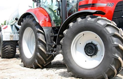 拖拉机加汽车轮胎多少钱(拖拉机加汽车轮胎的价格解析)