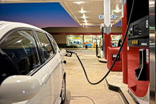 小汽车一次加多少钱汽油(小汽车一次加多少汽油，解析加油成本与费用考量)