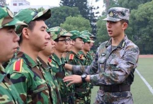 300万人选出最丑军训服 新生:天塌了(军训新风尚,300万人评选最丑军训服,新生的挑战与自我认知) 300万人选出最丑军训服 新生:天塌了(军训新风尚,300万人评选最丑军训服,新生的挑战与自我认知)