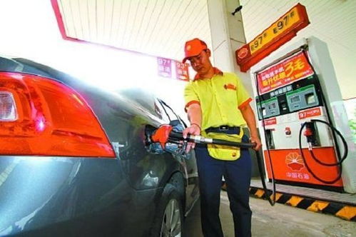 汽车一次性加多少汽油好(汽车一次性加多少汽油最佳，理性加油，科学养护)