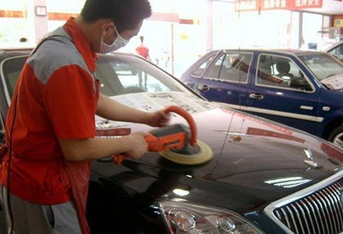 汽车喷漆多少钱一个人工(汽车喷漆费用解析，人工费用究竟多少？