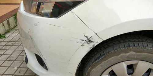 汽车右下角剐蹭多少钱修(汽车右下角剐蹭修复费用解析)