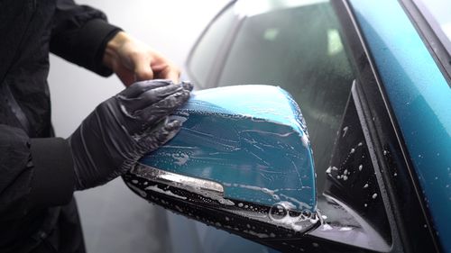 汽车贴膜施工一般多少钱(汽车贴膜施工费用详解，价格因素与选择考量)