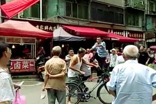 城管商贩冲突大量群众围观 官方通报(城管商贩冲突引发大量群众围观,官方通报背后的故事) 城管商贩冲突大量群众围观 官方通报(城管商贩冲突引发大量群众围观,官方通报背后的故事)