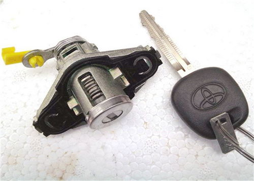 汽车锁芯换一个多少钱(汽车锁芯更换费用详解，价格因素与注意事项)