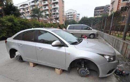 汽车轮子刮花了赔多少钱(汽车轮子刮花赔偿解析，涉及金额、影响因素与应对之道)