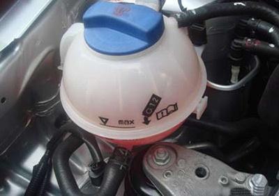 一个汽车冷却液多少升油(汽车冷却液与油量关系解析，一个汽车冷却液需要多少升油？