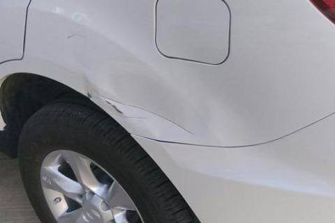 汽车刮了4s店修多少钱(汽车刮痕修复费用解析，在4S店维修需要多少钱？