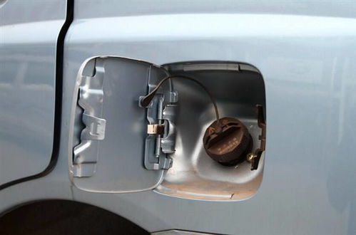 小汽车加一箱油多少升油(小汽车加一箱油需要多少升油?全面解析汽车油箱容量与加油量) 小汽车加一箱油多少升油(小汽车加一箱油需要多少升油?全面解析汽车油箱容量与加油量)